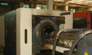 开一个小型的塑料制品厂,主要生产(公用塑料垃圾桶),需要哪些设备,投资需多少钱 塑料制品加工设备